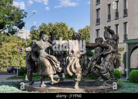 Tbilisi, Georgia - 25 Settembre 2016: composizione scultorea Berikaoba, persone, dancing in anello su Baratashvili avenue Foto Stock