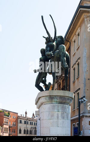 Viaggiare in Italia - outdoor scultura in bronzo sul Ponte della Vittoria (da Mario Salazzari, 1929) nella città di Verona in primavera Foto Stock