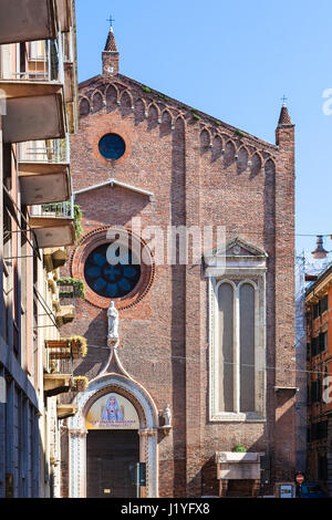 Viaggio in Italia - la facciata della chiesa di Sant Eufemia nella città di Verona in primavera Foto Stock