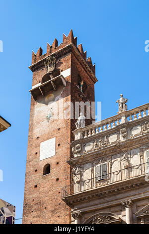 Viaggiare in Italia - Vista della Torre di Torre del Gardello vicino Palazzo Maffei su Piazza delle Erbe (Market square) la città di Verona in primavera Foto Stock