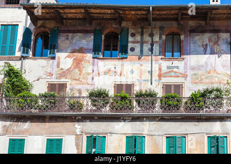 Viaggiare in Italia - affreschi medioevali della facciata della casa urbana (caso Mazzanti) sulla Piazza delle Erbe (Market square) nella città di Verona in primavera Foto Stock