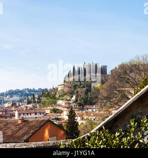 Viaggiare in Italia - vista della collina con Castel San Pietro nella città di Verona in primavera Foto Stock