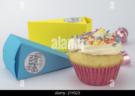 Buon compleanno Cup cake con star spruzza isolato su sfondo bianco con carta torta di partito titolari in background Foto Stock