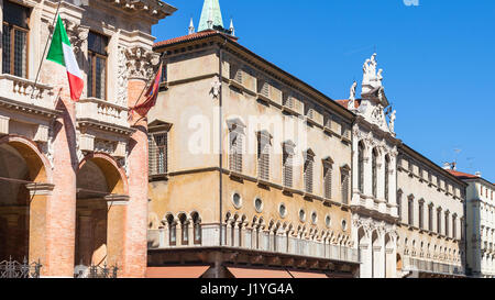 Viaggiare in Italia - facciate di palazzo Palazzo del Capitaniato ( Loggia Bernarda), il palazzo del Monte di Pietà e la chiesa di san vincenzo su Piazza dei S Foto Stock