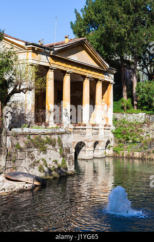 Viaggiare in Italia - Fontana nel canal roggia Seriola fiume nelle zone urbane parco pubblico Giardini Salvi (giardino di Valmarana Salvi) con loggia Valmarana nella morsa Foto Stock