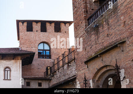 Viaggiare in Italia - vista delle torri di Castelvecchio (Scaliger) Castel da cortile nella città di Verona Foto Stock