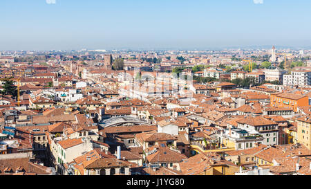 Viaggiare in Italia - sopra la vista della città di Verona con il Castello di Castelvecchio dalla Torre dei Lamberti in primavera Foto Stock