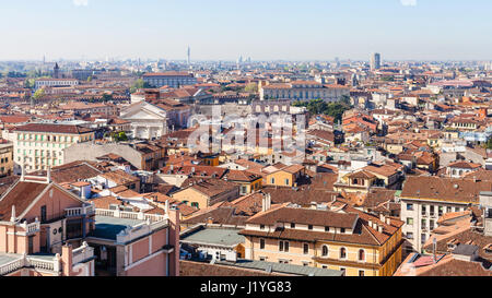 Viaggiare in Italia - sopra la vista della città di Verona con Arena dalla Torre dei Lamberti in primavera Foto Stock
