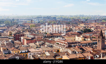 Viaggiare in Italia - sopra la vista della città di Verona dalla Torre dei Lamberti in primavera Foto Stock