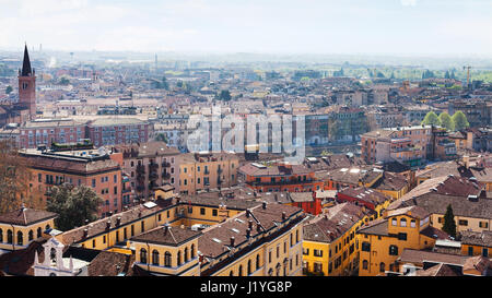 Viaggiare in Italia - sopra la vista della città di Verona con lungadige strada dalla Torre dei Lamberti in primavera Foto Stock