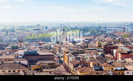 Viaggiare in Italia - sopra la vista della città di Verona con il lungomare di fiume Adige dalla Torre dei Lamberti in primavera Foto Stock