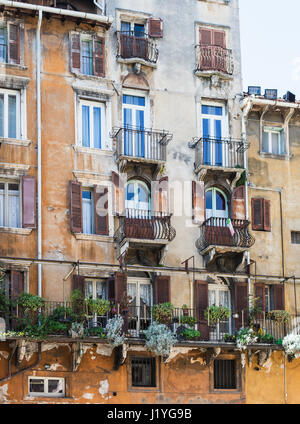 Viaggiare in Italia - facciata della vecchia casa urbana nella città di Verona in Piazza delle Erbe in primavera Foto Stock