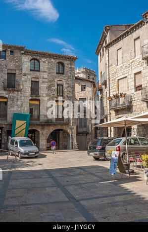 La prima menzione del castello a Besalu , attorno al quale la città è stata formata , fare riferimento al X secolo . Le torri del castello sul colle , dove giacciono in quanto la Foto Stock