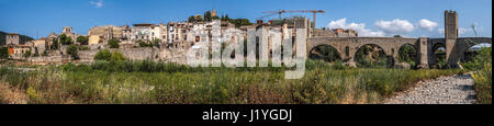 La prima menzione del castello a Besalu , attorno al quale la città è stata formata , fare riferimento al X secolo . Le torri del castello sul colle , dove giacciono in quanto la Foto Stock