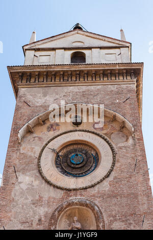Viaggiare in Italia - torre dell'orologio del palazzo della ragione nella città di Mantova in primavera Foto Stock