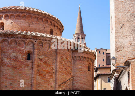 Viaggiare in Italia - Vista della Rotonda di San Lorenzo e la torre campanaria della Basilica di Sant'Andrea in città di Mantova in springg Foto Stock