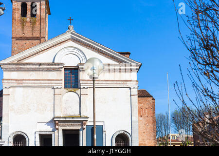 Viaggiare in Italia - vista frontale della Chiesa di San Sebastiano in Via Giovanni Acerbi nella città di Mantova in primavera Foto Stock