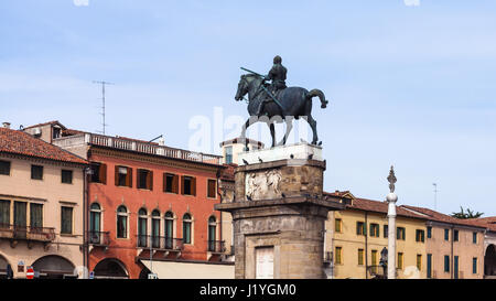 Viaggio in Italia - La statua equestre del Gattamelata di Donatello sulla piazza del Santo nella città di Padova Foto Stock