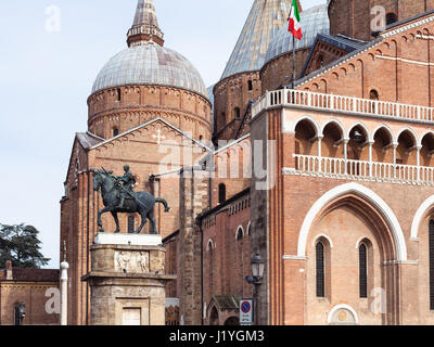 Viaggiare in Italia - vista la statua equestre del Gattamelata di Donatello e la Basilica di Sant'Antonio di Padova sulla piazza del Santo nella città di Padova Foto Stock