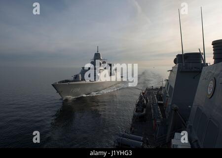 La Marina reale olandese De Zeven Provincien-class frigate HNLMS de Ruyter cuoce a vapore nel corso dell esercizio comune della Warrior Marzo 26, 2017 nel Firth of Clyde, Scotland, Regno Unito. (Foto di Weston Jones/US Navy via Planetpix) Foto Stock