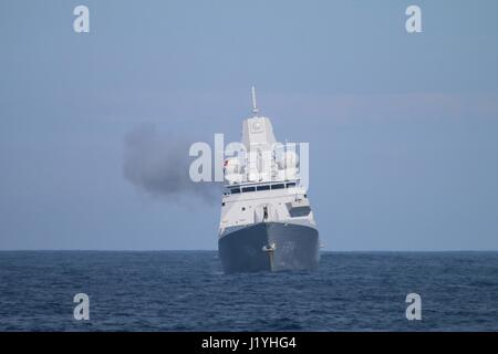 La Marina reale olandese De Zeven Provincien-class frigate HNLMS de Ruyter conduce un live-fire gunnery esercizio durante il guerriero comune 27 marzo 2017 nell'Oceano Atlantico. (Foto di Weston Jones/US Navy via Planetpix) Foto Stock