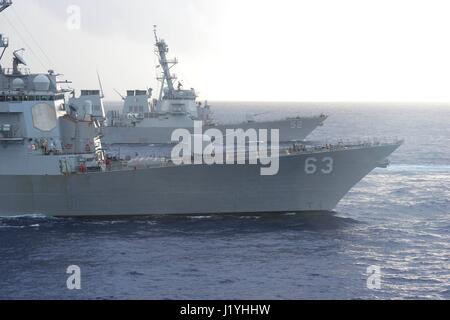 Gli Stati Uniti Navy Arleigh Burke-class guidato-missile cacciatorpediniere USS Stethem (anteriore) e USS Barry vapore nella formazione durante la fase di esercizio Multisail Marzo 10, 2017 nel Mare delle Filippine. (Foto di William McCann/US Navy via Planetpix) Foto Stock