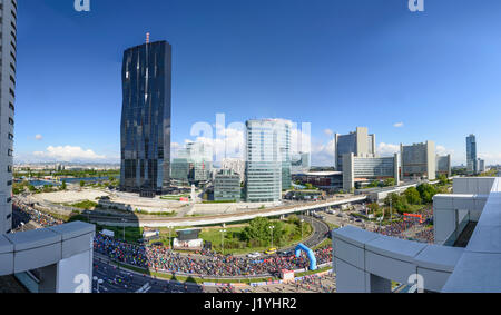 Vienna City Marathon nella parte anteriore del DC Tower 1, Vienna International Centre (VIC, nazioni unite onu city), linea metropolitana, Wien, Vienna, 22. Donaustadt, Wien, Austria Foto Stock