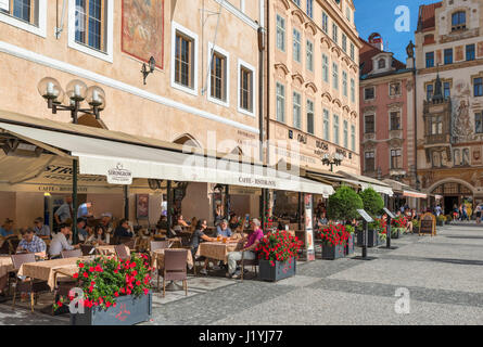 Cafe in Piazza della Città Vecchia, Staré Mesto,, Praga, Repubblica Ceca Foto Stock