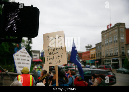 I dimostranti si riuniscono sulle fasi di Monroe County Courthouse durante il mese di marzo sulla scienza, che coincide con Earthday. Scienziato attraverso il Regno lo stato mantenuto cortei e manifestazioni di protesta il Presidente degli Stati Uniti, Donald Trump's riluttanza ad affrontare gli effetti del cambiamento climatico. Trump ha detto che gli piacerebbe tirare gli Stati Uniti al di fuori dell'accordo di Parigi. (Foto di Jeremy Hogan) Foto Stock