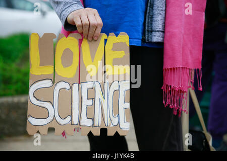 I dimostranti si riuniscono sulle fasi di Monroe County Courthouse durante il mese di marzo sulla scienza, che coincide con Earthday. Scienziato attraverso il Regno lo stato mantenuto cortei e manifestazioni di protesta il Presidente degli Stati Uniti, Donald Trump's riluttanza ad affrontare gli effetti del cambiamento climatico. Trump ha detto che gli piacerebbe tirare gli Stati Uniti al di fuori dell'accordo di Parigi. (Foto di Jeremy Hogan) Foto Stock