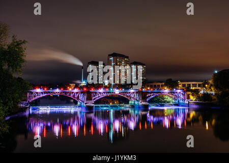 Il ponte della tubazione e di sbarramento di marea in Glasgow con blocchi a torre in Gorbals e il camino della distilleria di Strathclyde in background, Foto Stock