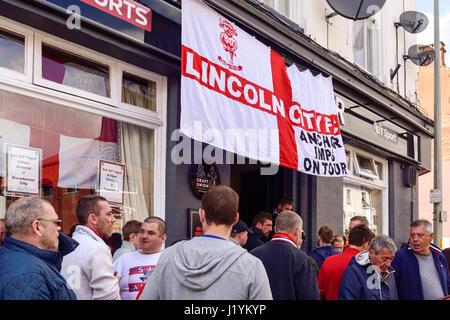 Lincoln, Regno Unito. 22 apr, 2017. Lincoln City FC tifosi festeggiare la promozione di ritorno nel campionato di calcio dopo una vittoria 2-1 sopra Macclesfield Town questo pomeriggio. Credito: Ian Francesco/Alamy Live News Foto Stock