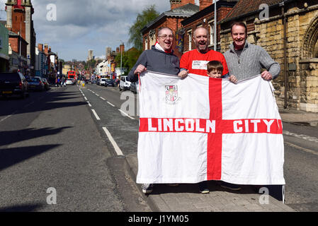 Lincoln, Regno Unito. 22 apr, 2017. Lincoln City FC tifosi festeggiare la promozione di ritorno nel campionato di calcio dopo una vittoria 2-1 sopra Macclesfield Town questo pomeriggio. Credito: Ian Francesco/Alamy Live News Foto Stock