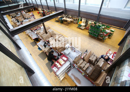Amburgo, Germania. Xxi Aprile, 2017. Vista di una sala del centro di logistica della Posta-ordine pharmarcy apo-rot ad Amburgo, Germania, 21 aprile 2017. Foto: Bodo segna/dpa/Alamy Live News Foto Stock