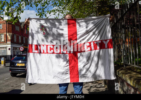 Lincoln, Regno Unito. 22 apr, 2017. Lincoln City FC tifosi festeggiare la promozione di ritorno nel campionato di calcio dopo una vittoria 2-1 sopra Macclesfield Town questo pomeriggio. Credito: Ian Francesco/Alamy Live News Foto Stock