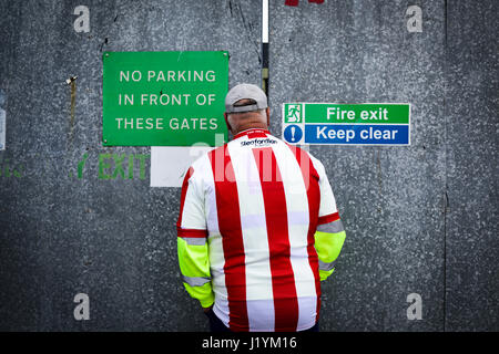 Lincoln, Regno Unito. 22 apr, 2017. Lincoln City FC tifosi festeggiare la promozione di ritorno nel campionato di calcio dopo una vittoria 2-1 sopra Macclesfield Town questo pomeriggio.Non tutti avevano un biglietto per il gioco. Credito: Ian Francesco/Alamy Live News Foto Stock