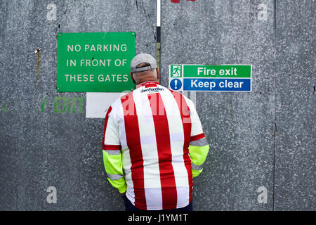 Lincoln, Regno Unito. 22 apr, 2017. Lincoln City FC tifosi festeggiare la promozione di ritorno nel campionato di calcio dopo una vittoria 2-1 sopra Macclesfield Town questo pomeriggio.Non tutti avevano un biglietto per il gioco. Credito: Ian Francesco/Alamy Live News Foto Stock