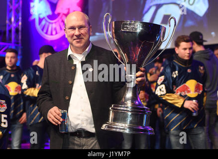 Monaco di Baviera, Germania. 22 apr, 2017. Monaco di Baviera manager Don Jackson con ice hockey Campionato Tedesco trophy a Monaco di Baviera, Germania, il 22 aprile 2017. Foto: Tobias Hase/dpa/Alamy Live News Foto Stock