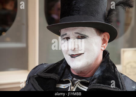 Whitby, North Yorkshire, Regno Unito. 22 apr, 2017. Un Goth pone per le foto nelle strade di Whitby. Credito: David Dixon/Alamy Live News Foto Stock