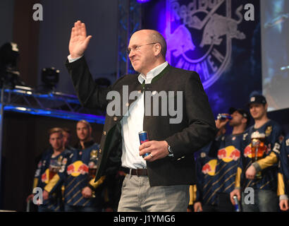 Monaco di Baviera, Germania. 22 apr, 2017. Monaco di Baviera manager Don Jackson celebra vincente di hockey su ghiaccio Campionato Tedesco trophy a Monaco di Baviera, Germania, il 22 aprile 2017. Foto: Tobias Hase/dpa/Alamy Live News Foto Stock