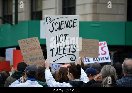 New York, New York, Stati Uniti d'America. Xxi Aprile, 2017. Le persone che hanno preso parte nel mese di marzo per la scienza in New York City. Credito: Christopher Penler/Alamy Live News Foto Stock