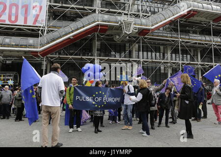 Parigi, Francia. 22 apr, 2017. Gli attivisti di stand al di fuori del centro Georges Pompidou. 200 a 300 attivisti di impulso del movimento Europa terrà un rally in Parisi e hanno marciato attraverso la città per mostrare il loro impegno a favore di un' Europa unita. Il rally è stato parte di una più ampia campagna in diverse città tedesche ed europee, che si tiene ogni domenica. Foto: Cronos/Michael Debets Credito: Cronos/Alamy Live News Foto Stock