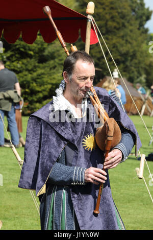 Wrest Park, Bedfordshire, Regno Unito. 22 apr, 2017. L'Inghilterra del più grande evento che celebra il St George patrono dell Inghilterra - Il St George's Festival al patrimonio Inglese's Wrest Park nel Bedfordshire. Eventi nel corso di tutto il weekend includono tutti i tipi di rievocazioni storiche, fra cui quella romana, redcoats, giostre torneo, tiro con l'arco e culminato in un tableau di San Giorgio che uccide il drago. Tenuto nel pittoresco motivi di Wrest Park - il 22 aprile, 2017 Credit: KEITH MAYHEW/Alamy Live News Foto Stock