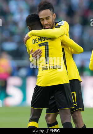 Dortmund Aubameyang Pierre-Emerick cheers oltre il suo punteggio di 2-2 con il compagno di squadra Ousmane Dembele (L) durante la Bundesliga tedesca partita di calcio tra Borussia Moenchengladbach e Borussia Dortmund in Borussia Park Stadium di Moenchengladbach, Germania, 22 aprile 2017. Dortmund Portiere Buerki romano e Mikel Merino (R) sono anche rappresentati. (Attenzione i redattori: Ripetizione immagine con raccolto alternativo) (EMBARGO CONDIZIONI - ATTENZIONE: grazie alle linee guida di accreditamento, il DFL consente solo la pubblicazione e utilizzazione di fino a 15 immagini per corrispondenza su internet e nei contenuti multimediali in linea durante Foto Stock