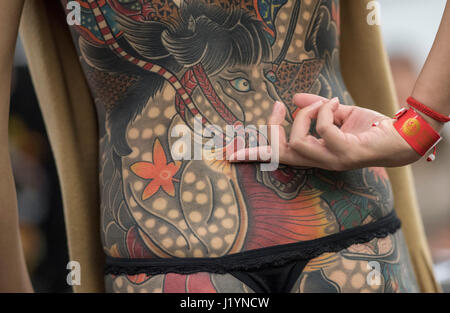 Francoforte, Germania. 22 apr, 2017. Un partecipanti del Internationalen Tattoo Convention mostra il suo corpo tatuato con un cavallo in Frankfurt am Main, Germania, 22 aprile 2017. Foto: Boris Roessler/dpa Credito: dpa picture alliance/Alamy Live News Foto Stock