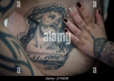 Francoforte, Germania. 22 apr, 2017. Un partecipanti del Internationalen Tattoo Convention mostra il loro corpo tatuato con Gesù Cristo in Frankfurt am Main, Germania, 22 aprile 2017. Foto: Boris Roessler/dpa Credito: dpa picture alliance/Alamy Live News Foto Stock