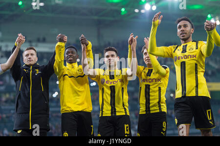 Moenchengladbach, Germania. 22 apr, 2017. Dortmund i giocatori di Marco Reus (L-R), Ousmane Dembele, Raffaello Guerreiro, Emre Mor e Pierre-Emerick Aubameyang allietare oltre la vittoria dopo la Bundesliga tedesca partita di calcio tra Borussia Moenchengladbach e Borussia Dortmund in Borussia Park Stadium di Moenchengladbach, Germania, 22 aprile 2017. Foto: Guido Kirchner/dpa/Alamy Live News Foto Stock