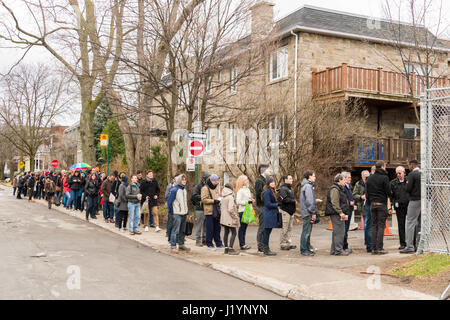 Montreal, CA - 22 Aprile 2017: cittadini francesi a Montreal sono fodera fino al College Stanislas per il loro voto per il primo round del 2017 elezioni presidenziali. Credito: Marc Bruxelle/Alamy Live News Foto Stock