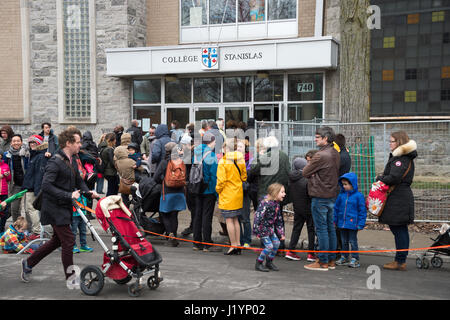 Montreal, CA - 22 Aprile 2017: cittadini francesi a Montreal sono fodera fino al College Stanislas per il loro voto per il primo round del 2017 elezioni presidenziali. Credito: Marc Bruxelle/Alamy Live News Foto Stock