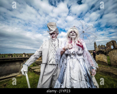 Whitby, Regno Unito. Il 22 aprile, 2017. La Whitby Goth Weekend (WGW), alternativa music festival fondata nel 1994 da Jo Hampshire di Top mamma promozioni è cresciuto fino a diventare uno del mondo premier Goth eventi. A fianco della musica, Goti e vapore ventole Punk cogliere l' occasione per dre fino in costume e passeggiata attraverso le strette strade della città sul mare. Foto Fotografia Bailey-Cooper/Alamy Live News Foto Stock